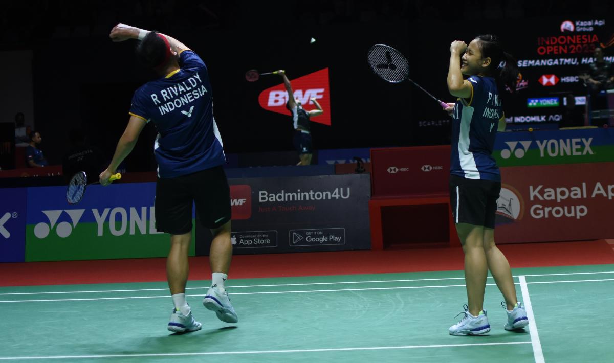 Ganda campura Indonesia, Rinov Rivaldy/Pitha Haningtyas Mentari pada babak 32 besar Indonesia Open 2023 di Istora Senayan, Rabu (14/06/23). Foto: Herry Ibrahim/INDOSPORT