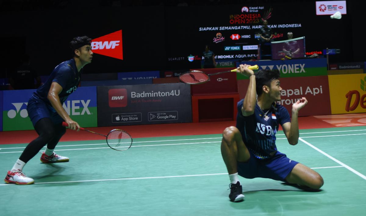 Ganda putra Indonesia, Bagas Maulan/Muhammad Shohibul Fikri pada babak 32 besar Indonesia Open 2023 di Istora Senayan, Rabu (14/06/23). Foto: Herry Ibrahim/INDOSPORT.