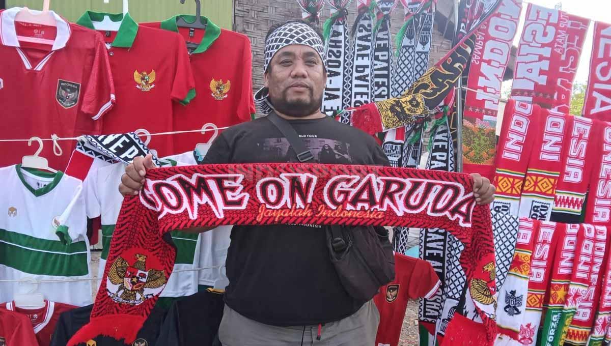 Mang Ali, pedagang spesialis baju dan pernak pernik sepak bola yg datang satu tim dari Bandung di Stadion GBT Surabaya.