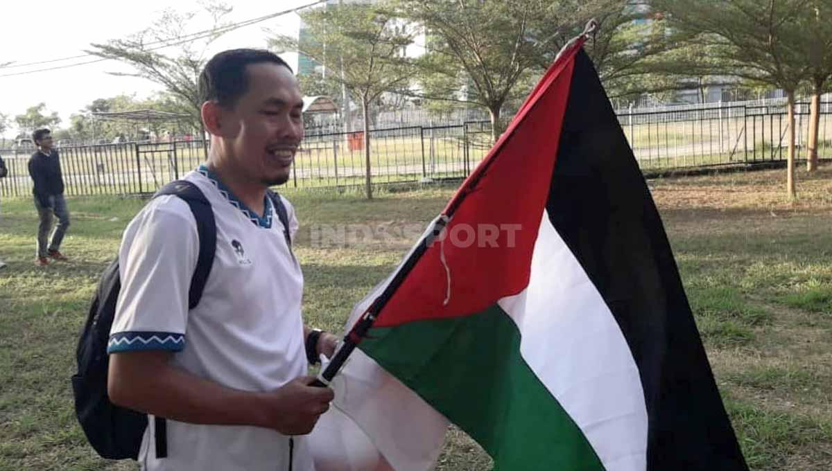 Bapak Andik dari Gresik datang bersama anaknya dengan membawa bendera Indonesia dan Palestina.