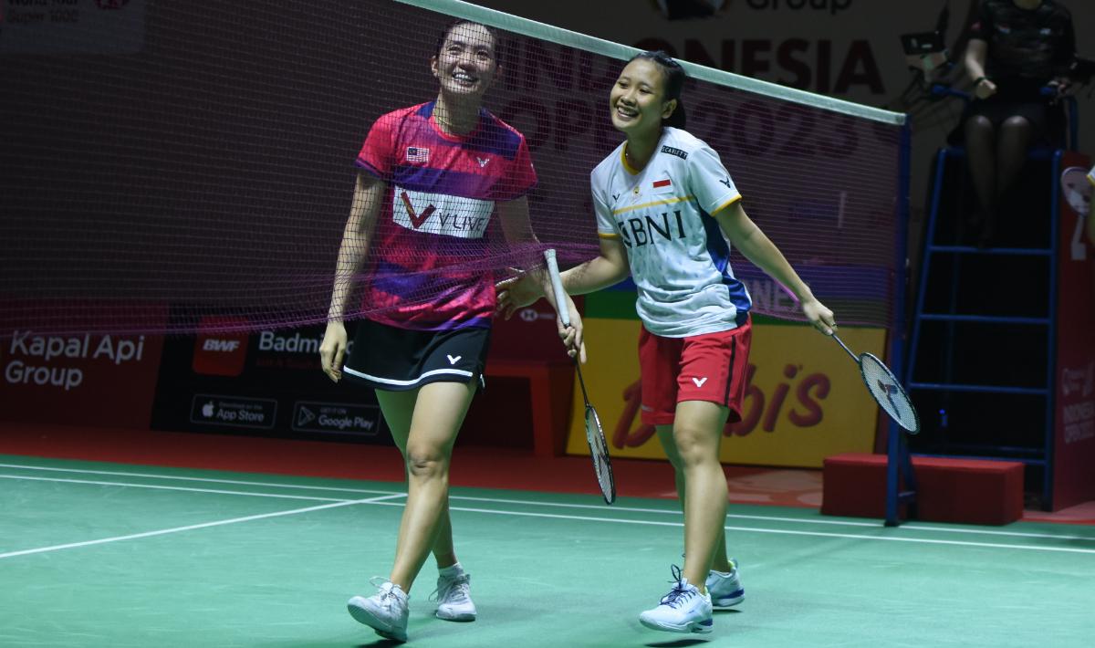 Dua legenda bulutangis, Yuni Kartika dan Debby Susanto, ikut terharu dengan keberhasilan Rinov Rivaldy/Pitha Haningtyas Mentari lolos ke perempat final Indonesia Open 2023. Foto: Herry Ibrahim/INDOSPORT