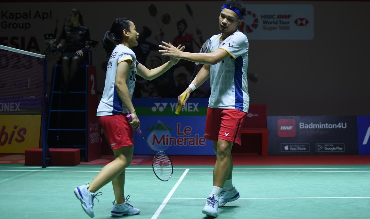 Ada momen manis Rinov Rivaldy/Pitha Haningtyas Mentari cium pipi bunda seusai menang di Indonesia Open 2023.