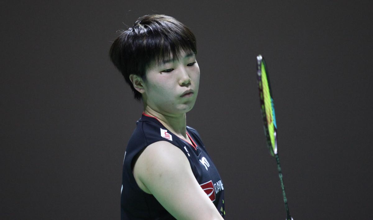 Bintang bulutangkis tunggal putri, Akane Yamaguchi, tunjukan sisi imutnya saat mengenakan topi koboi hingga membuat Ratchanok Intanon ikut gemas di Canada Open. Foto: Herry Ibrahim/INDOSPORT
