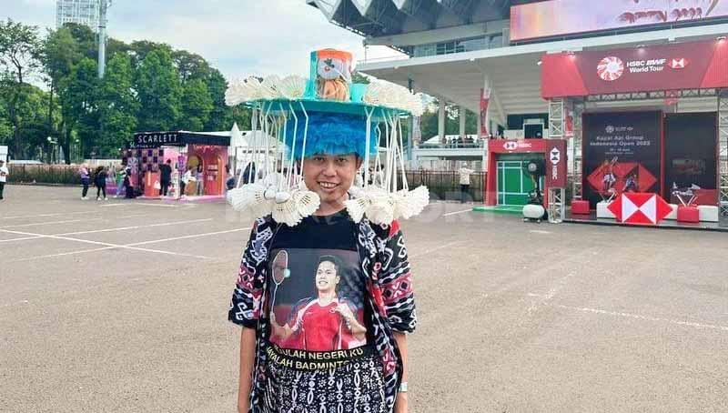 Fans Anthony Sinisuka Ginting bernama Mariposa menyaksikan gelaran Indonesia Open 2023 di Istora Senayan, Jakarta, dengan penampilan nyentrik, Kamis (15/06/23). - INDOSPORT