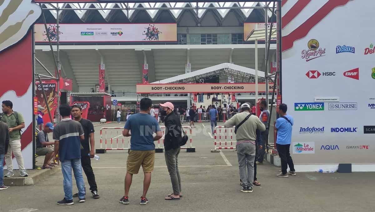 Sejumlah calo yang berkeliaran di depan gerbang Istora Senayan selama Indonesia Open 2023.