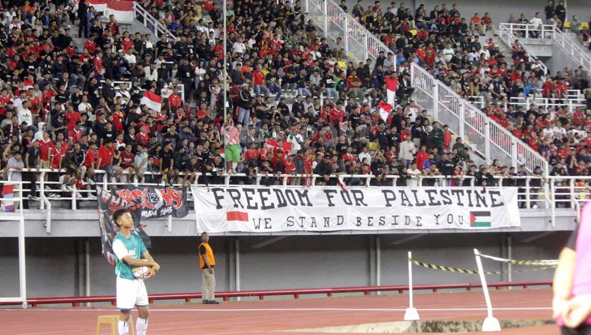 Ketua Umum PSSI, Erick Thohir, telah berkoordinasi dengan FIFA agar bendera Palestina diperbolehkan dikibarkan dalam kompetisi di bawah naungan FIFA.