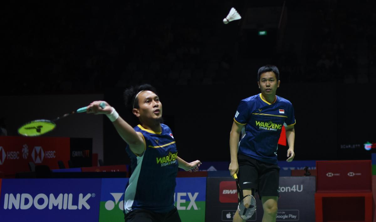 Ganda putra Indonesia, Mohammad Ahsan/Hendra Setiawan, lolos ke perempat final French Open 2023. Foto: Herry Ibrahim/INDOSPORT.