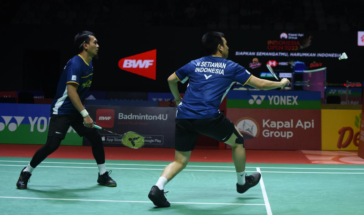 Mohammad Ahsan/Hendra Setiawan pastikan diri melaju ke perempat final Arctic Open 2023 pada Kamis (12/10/23) usai tumbangkan Lee Jhe-huei/Yang Po-hsuan. Foto: Herry Ibrahim/INDOSPORT