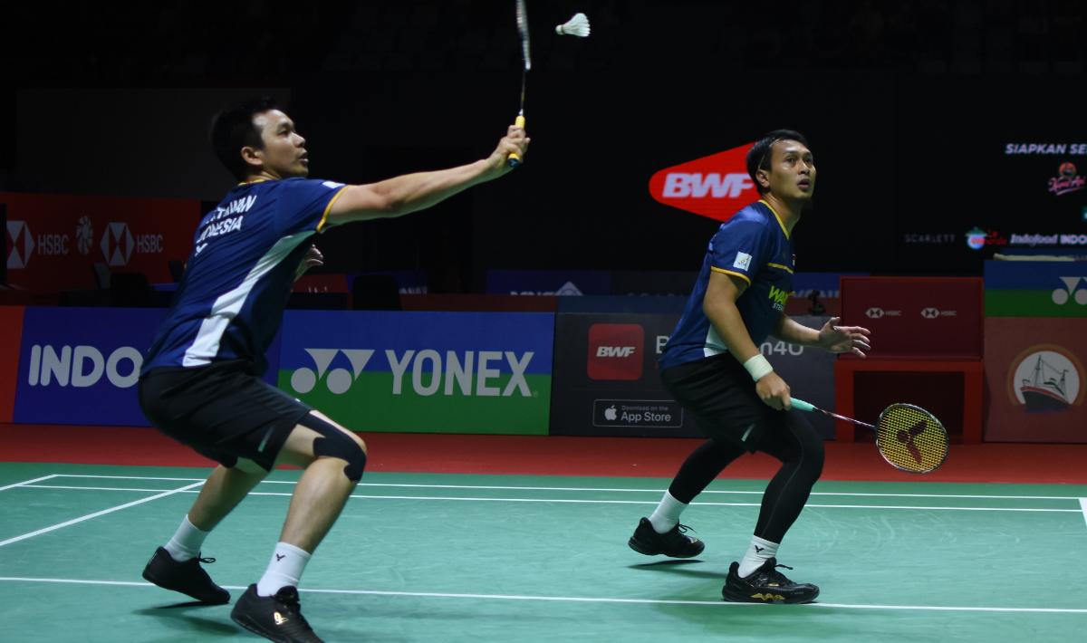 Ahsan/Hendra kembali memamerkan kemampuan ciamiknya sampai bikin Satwiksairaj Rankireddy/Chirag Shetty selaku WR 1 kocar-kacir di French Open 2023. Foto: Herry Ibrahim/INDOSPORT