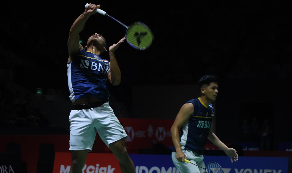 Momen pemain bulutangkis ganda putra, Pramudya Kusumawadana/Yeremia Yacob Rambitan, foto bareng The Daddies di babak 16 besar Indonesia Open 2023 bikin BL mewek. Foto: Herry Ibrahim/INDOSPORT