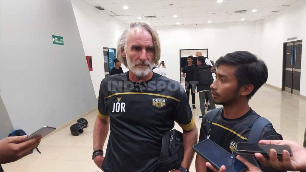 Pelatih Dewa United, Jan Olde Riekerink usai laga uji coba antara Persib Bandung vs Dewa United.