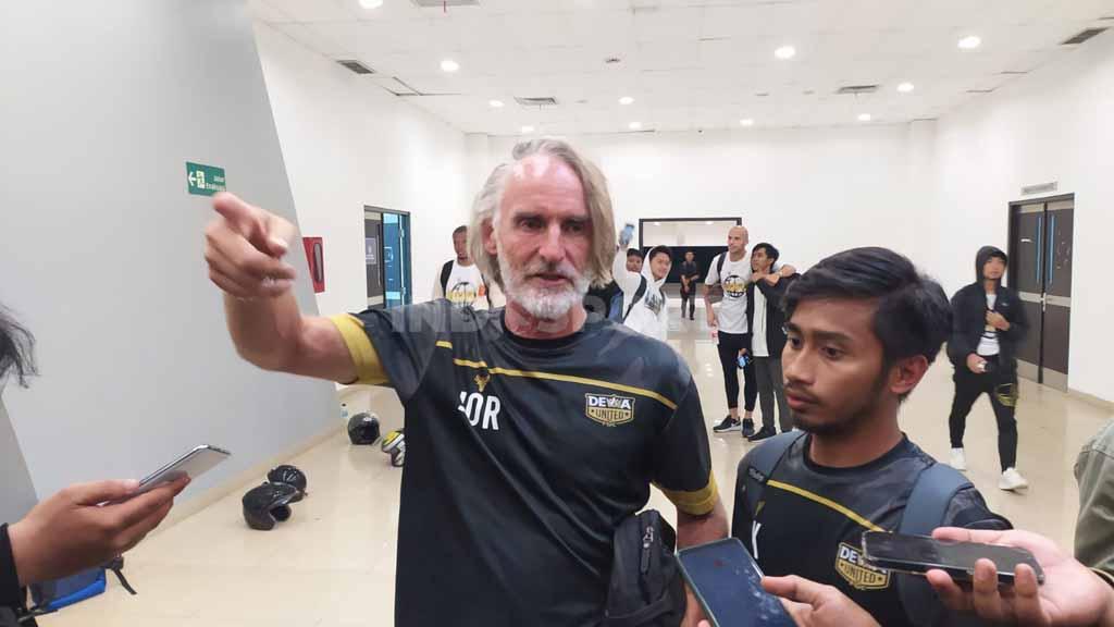 Pelatih Dewa United, Jan Olde Riekerink usai laga uji coba antara Persib Bandung vs Dewa United.