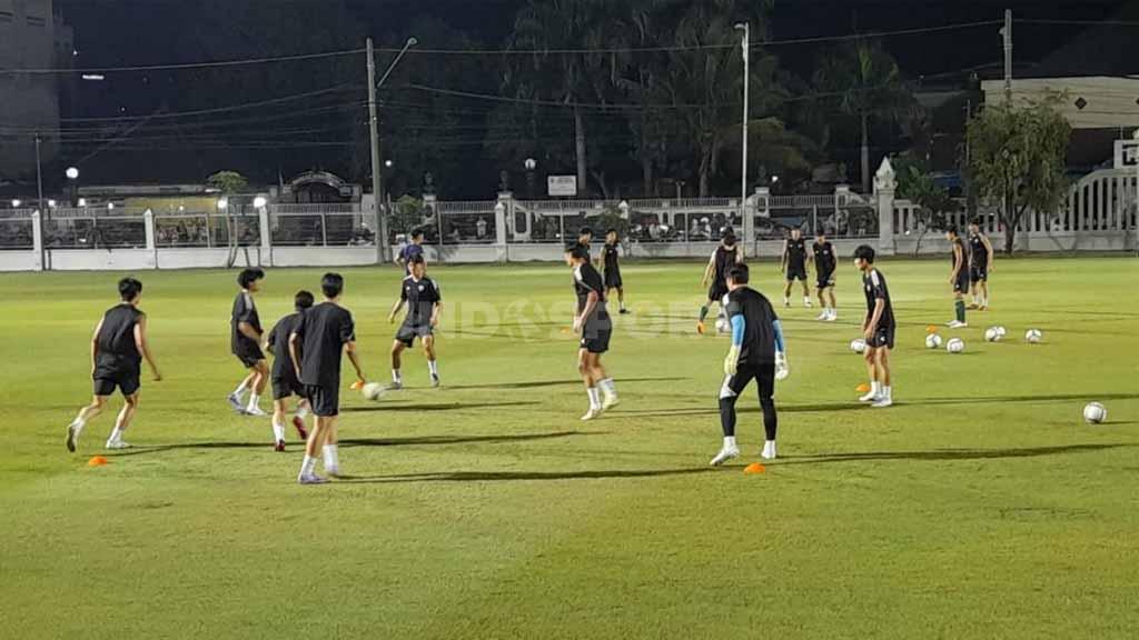 Jeonbuk Hyundai Motors saat berlatih di Lapangan Kottabarat, Solo, Kamis (15/6/23).