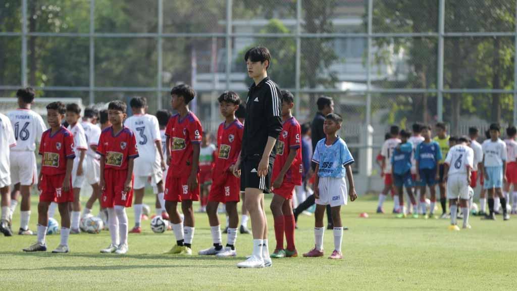 Jeonbuk Hyundai Motors menggelar coaching clinic bersama anak-anak SSB Solo Raya di Lapangan Kottabarat. (Foto: MO Persis Solo) - INDOSPORT