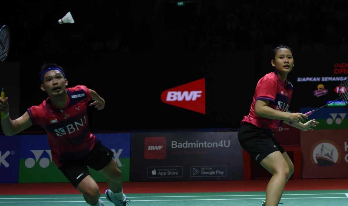 Ganda campuran Indonesia, Rinov Rivaldy/Pitha Haningtyas Mentari dikalahkan oleh pasangan Jepang, Yuta Watanabe/Arisa Higashinonpada babak 8 besar Indonesia Open 2023 di Istora Senayan, Jumat (16/06/23). Foto: Herry Ibrahim/INDOSPORT