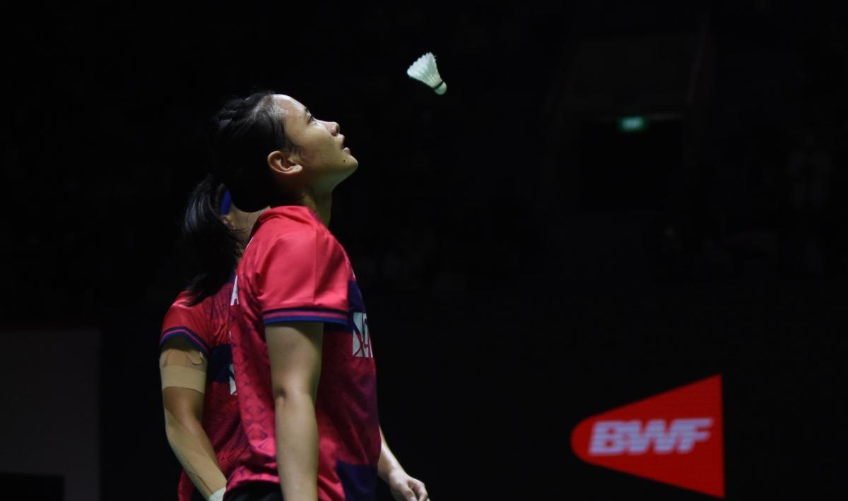 Sebuah momen sweet saat Yuta Watanabe gerak cepat (gercep) menolong Pitha Haningtyas Mentari yang jatuh tak berdaya di babak 16 besar Asian Games 2022.