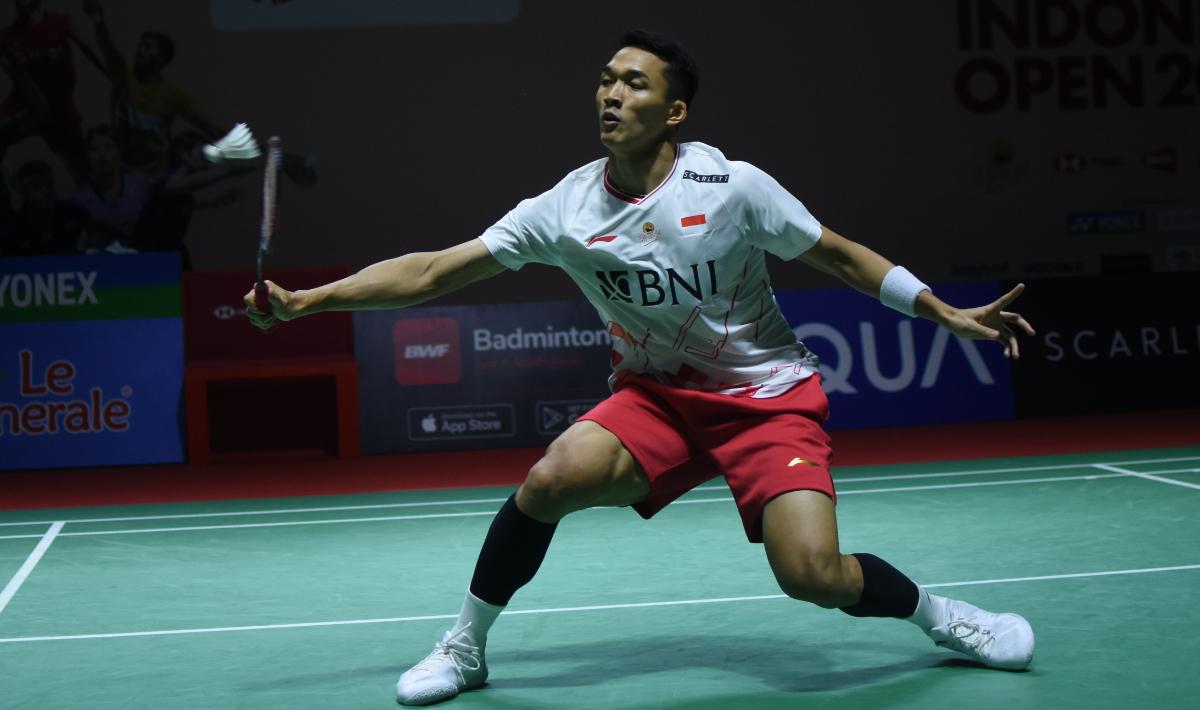 Jonatan Christie berhasil lolos ke babak pamungkas usai mengalahkan Lakshya Sen di semifinal Japan Open 2023, Sabtu (29/7/23). Foto: Herry Ibrahim/INDOSPORT