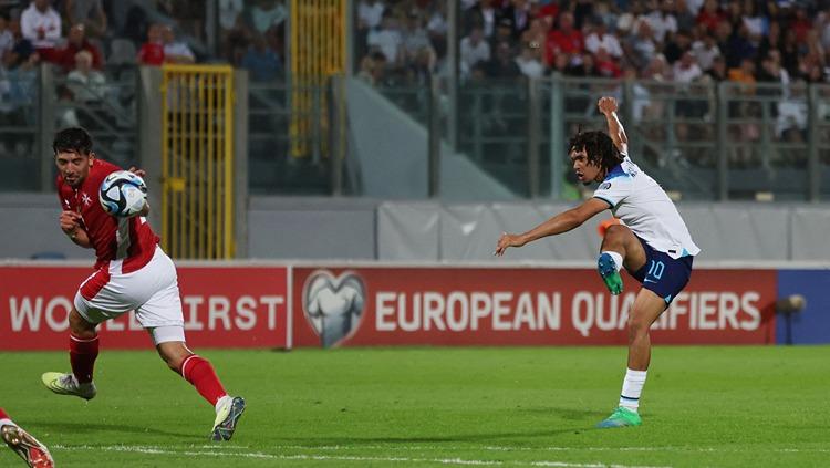 Trent Alexander-Arnold mencetak gol di laga Kualifikasi Euro 2024 Malta vs Inggris (17/06/23). (Foto: REUTERS/Lee Smith) - INDOSPORT