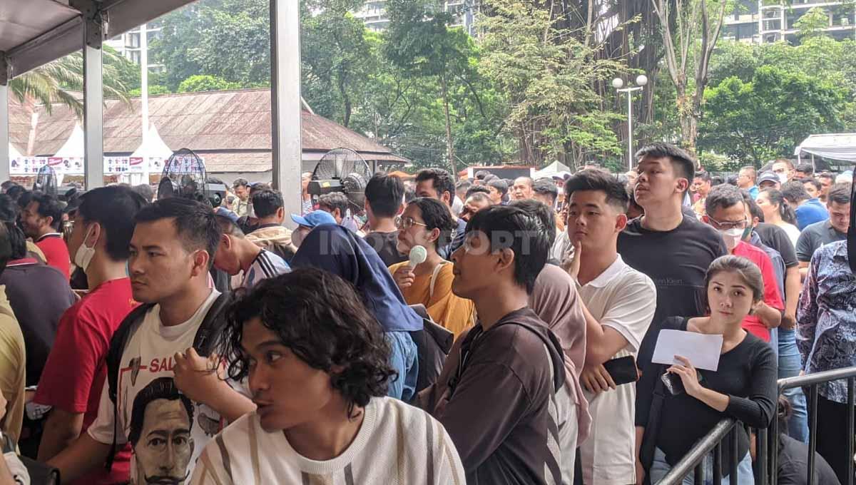 Antri panjang! Suasana Penukaran Tiket Pertandingan Timnas Indonesia vs Timnas Argentina di Wisma Serbaguna, GBK, Jakarta, Sabtu (17/06/23).