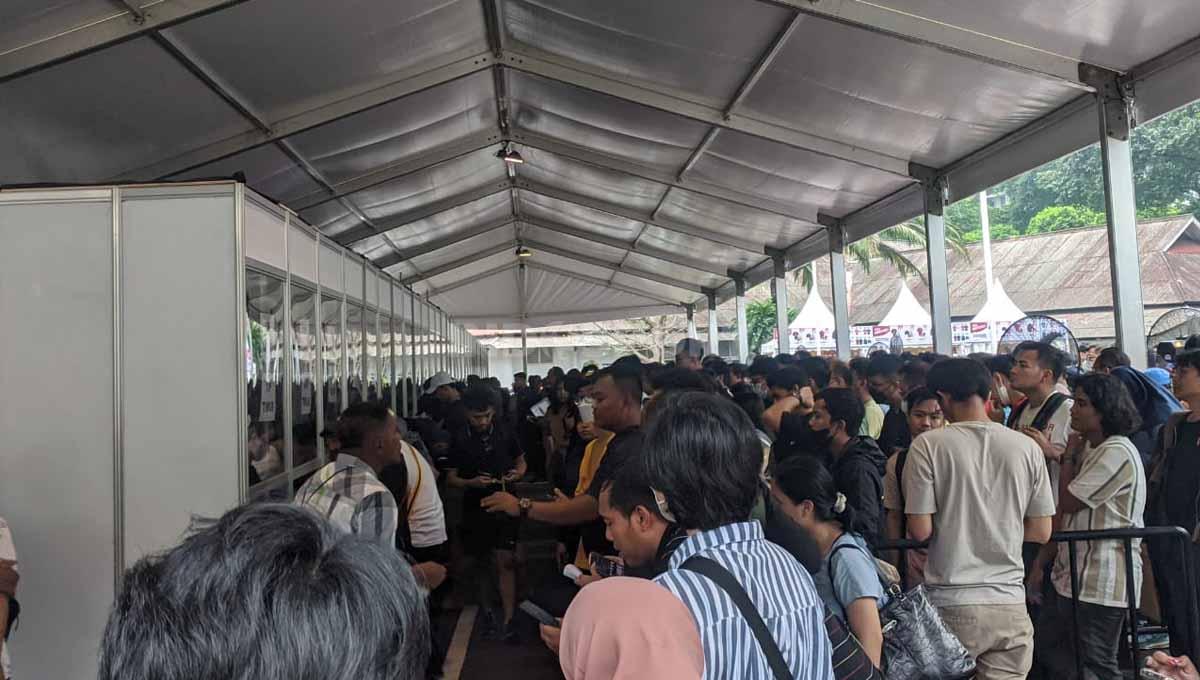 Antri panjang! Suasana Penukaran Tiket Pertandingan Timnas Indonesia vs Timnas Argentina di Wisma Serbaguna, GBK, Jakarta, Sabtu (17/06/23).