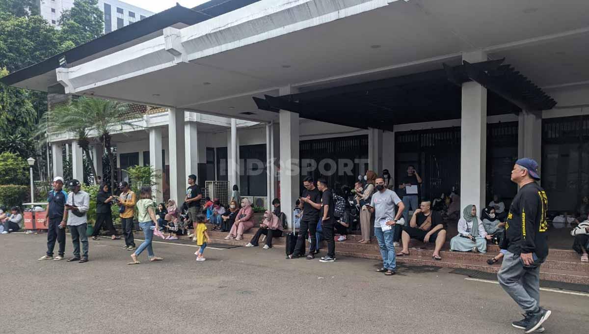 Antri panjang! Suasana Penukaran Tiket Pertandingan Timnas Indonesia vs Timnas Argentina di Wisma Serbaguna, GBK, Jakarta, Sabtu (17/06/23).