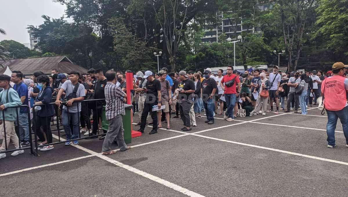 Antri panjang! Suasana Penukaran Tiket Pertandingan Timnas Indonesia vs Timnas Argentina di Wisma Serbaguna, GBK, Jakarta, Sabtu (17/06/23).