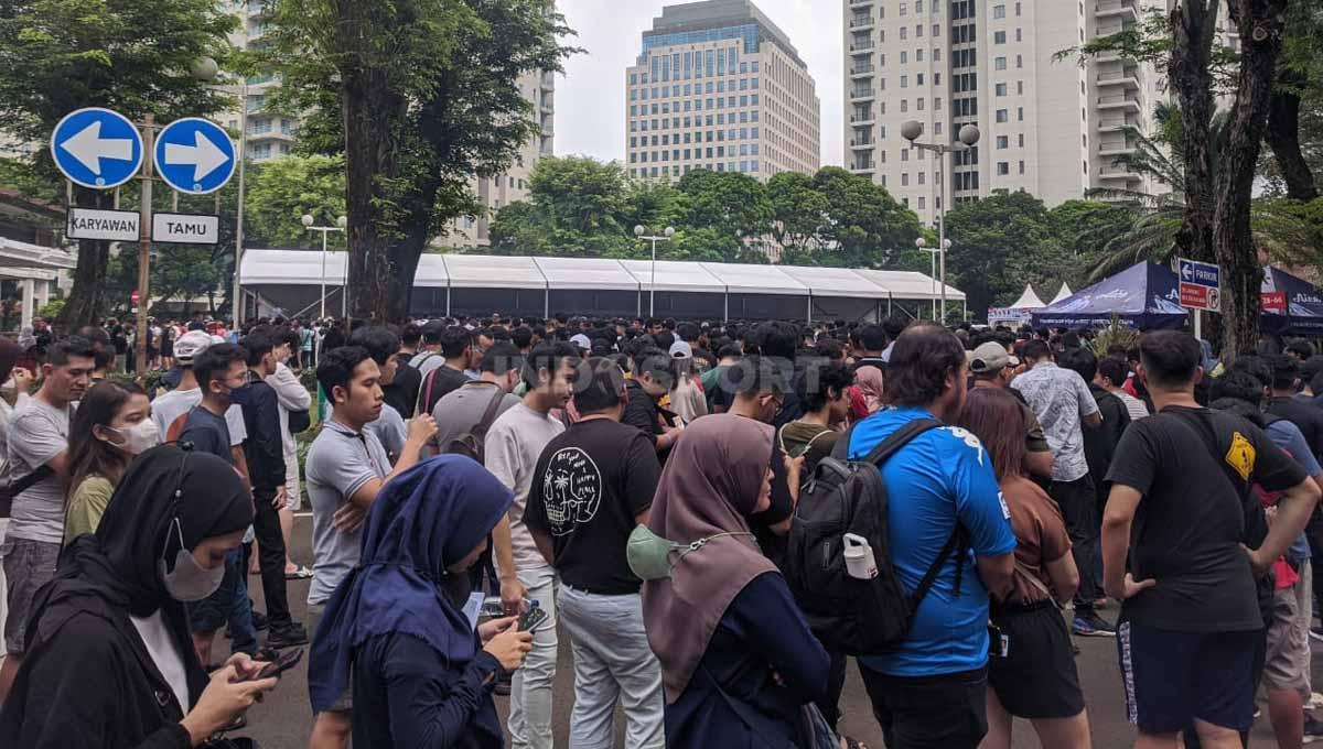 Antri panjang! Suasana Penukaran Tiket Pertandingan Timnas Indonesia vs Timnas Argentina di Wisma Serbaguna, GBK, Jakarta, Sabtu (17/06/23).