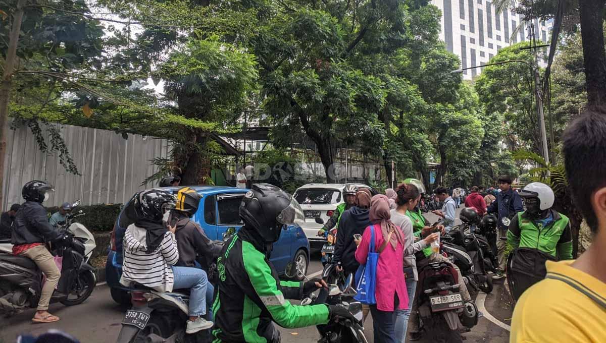 Parkiran Membludak, Para Pembeli Tiket Timnas Indonesia vs Timnas Argentina Parkir Liar di Pinggir Jalan Arena Wisma Serbaguna GBK, Jakarta.