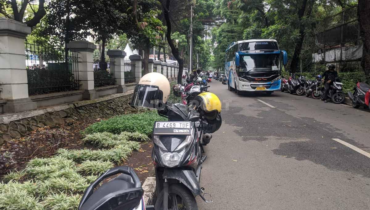 Parkiran Membludak, Para Pembeli Tiket Timnas Indonesia vs Timnas Argentina Parkir Liar di Pinggir Jalan Arena Wisma Serbaguna GBK, Jakarta.