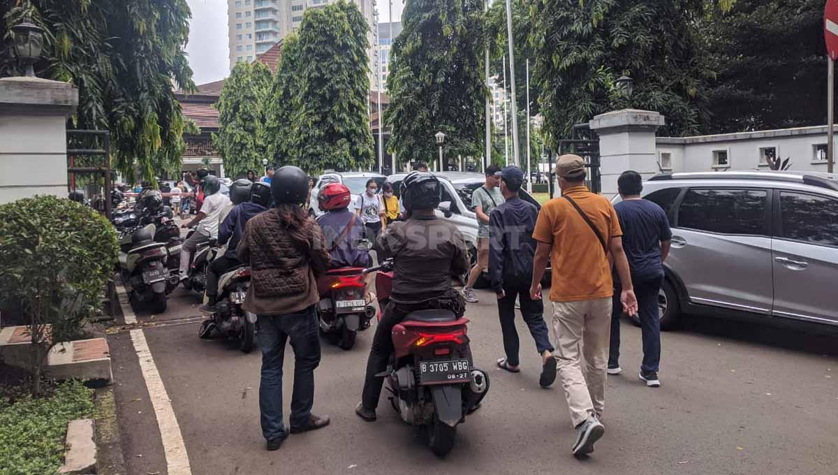 Parkiran Membludak, Para Pembeli Tiket Timnas Indonesia vs Timnas Argentina Parkir Liar di Pinggir Jalan Arena Wisma Serbaguna GBK, Jakarta.