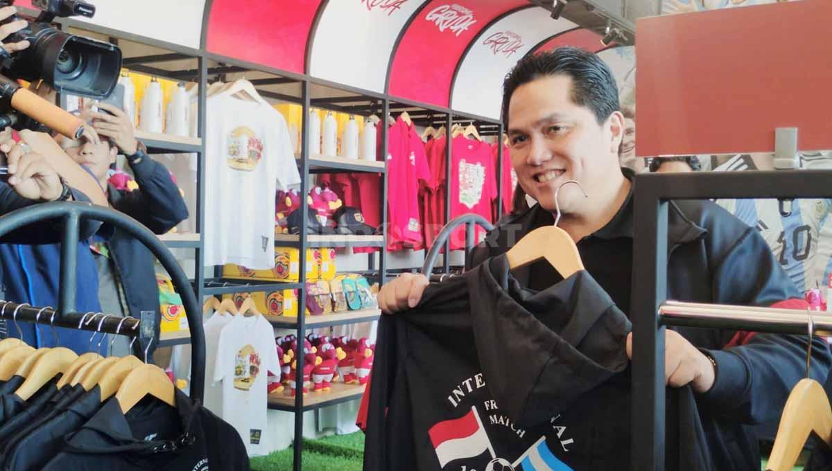 Ketum PSSI Erick Thohir, Mengadakan Kunjungan ke Garuda Store di Kawasan GBK, Jakarta, Sabtu (17/06/23).