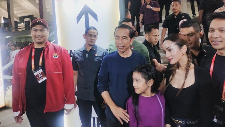 Presiden RI Joko Widodo (Jokowi) dan Menpora Dito Ariotedjo Usai Menyaksikan Aksi Anthony Sinisuka Ginting di Semifinal Indonesia Open 2023, Sabtu (17/06/23) malam WIB. (Foto: Ammara Marthiara/INDOSPORT) Copyright: Ammara Marthiara/INDOSPORT