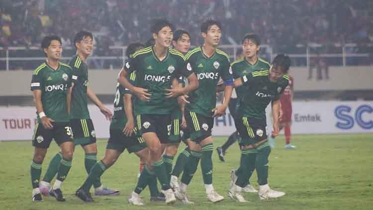 Selebrasi para pemain Jeonbuk Hyundai Motors di laga melawan Persis Solo. - INDOSPORT