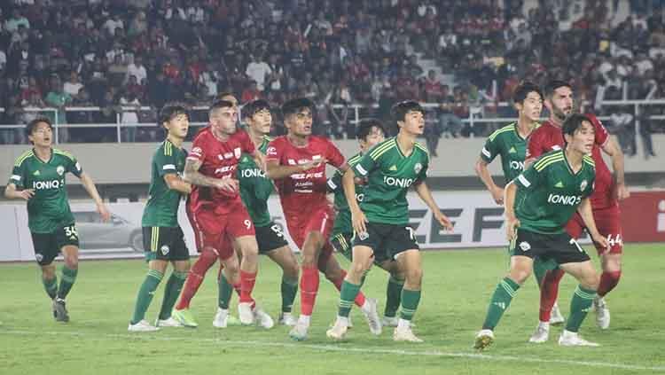 Pertandingan Persis Solo vs Jeonbuk Hyundai Motors di Stadion Manahan Solo, Sabtu (17/6/23). Hari ini Laskar Mahesa Jenar akan menghadapi Persebaya Surabaya.