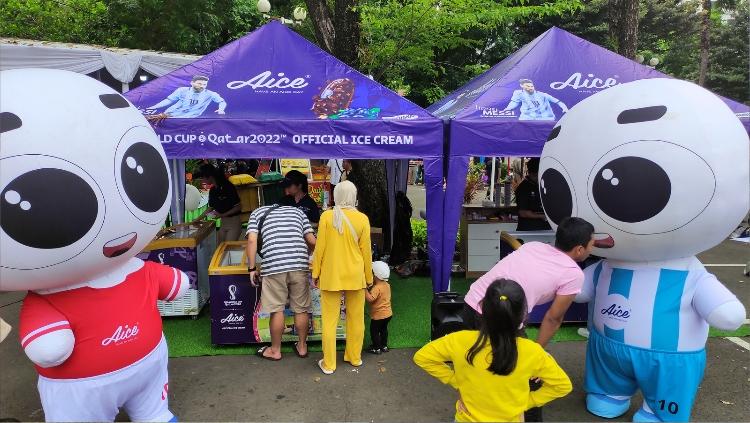 Booth AICE di lokasi penukaran tiket Timnas Indonesia vs Argentina Copyright: Ivan Reinhard Manurung/INDOSPORT