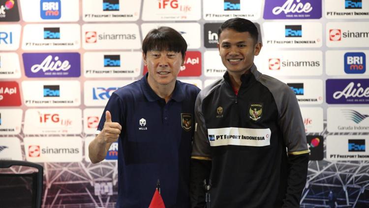 Shin Tae-yong saat bersama Dimas Drajad di konfrensi pers jelang laga Timnas Indonesia vs Argentina.