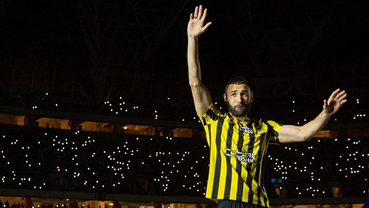 Karim Benzema saat diperkenalkan sebagai pemain Al Ittihad di Liga Arab Saudi. (Foto: REUTERS/Stringer)
