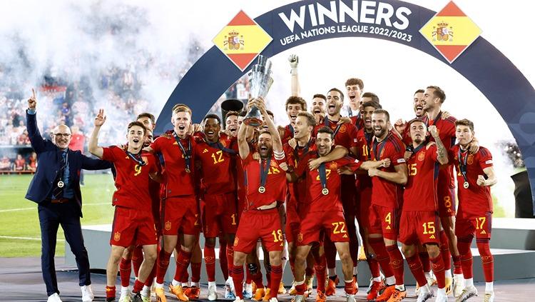Timnas Spanyol merayakan gelar juara UEFA Nations League 2022/23 (19/06/23). (Foto: REUTERS/Piroschka Van De Wouw) - INDOSPORT