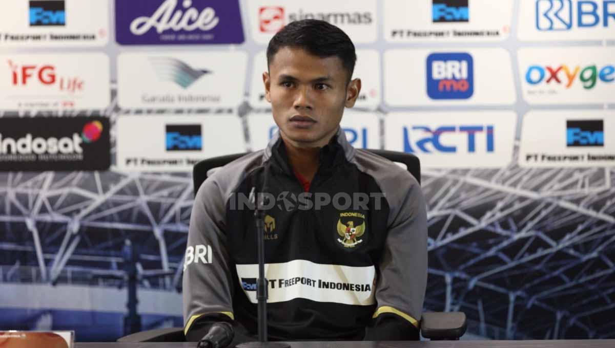Penyerang Timnas Indonesia, Dimas Drajad, memamerkan jersey yang dikenakan penyerang Argentina, Julian Alvarez, pasca laga.