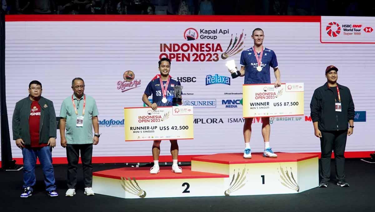 Anthony Sinisuka Ginting dan Viktor Axelsen di Final Indonesia Open 2023. Foto: PBSI. - INDOSPORT