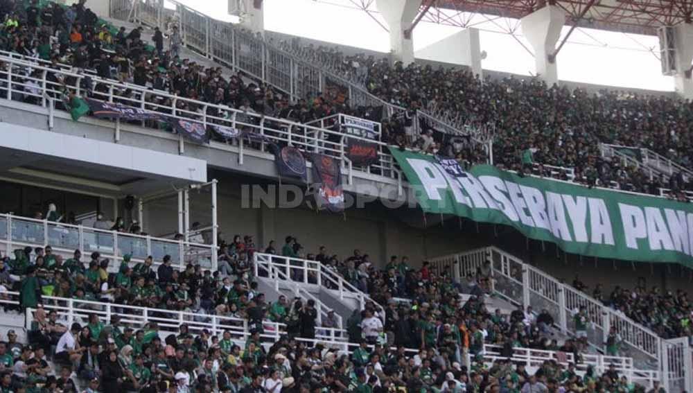 Bonek menyambut hangat The Jak di Stadion GBT. (Foto: Fitra Herdian/INDOSPORT)