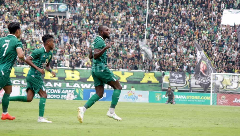 Bek Persebaya Surabaya, Yohanes Kandaimu, menjadi korban rasisme. Foto: Fitra Herdian/INDOSPORT. - INDOSPORT