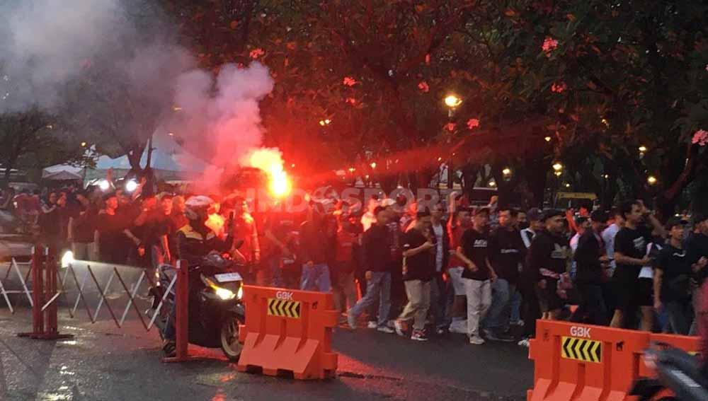 Suporter Ultras Garuda saat memasuki area Stadion Gelora Bung Karno (GBK). (Foto: Serly Putri Jumbadi/INDOSPORT) Copyright: Serly Putri Jumbadi/INDOSPORT