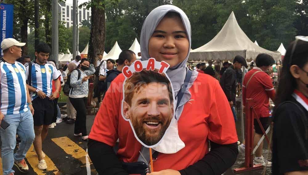 Penggemar Lionel Messi menyaksikan laga Timnas Indonesia vs Argentina. (Foto: Serly Putri Jumbadi/INDOSPORT) - INDOSPORT