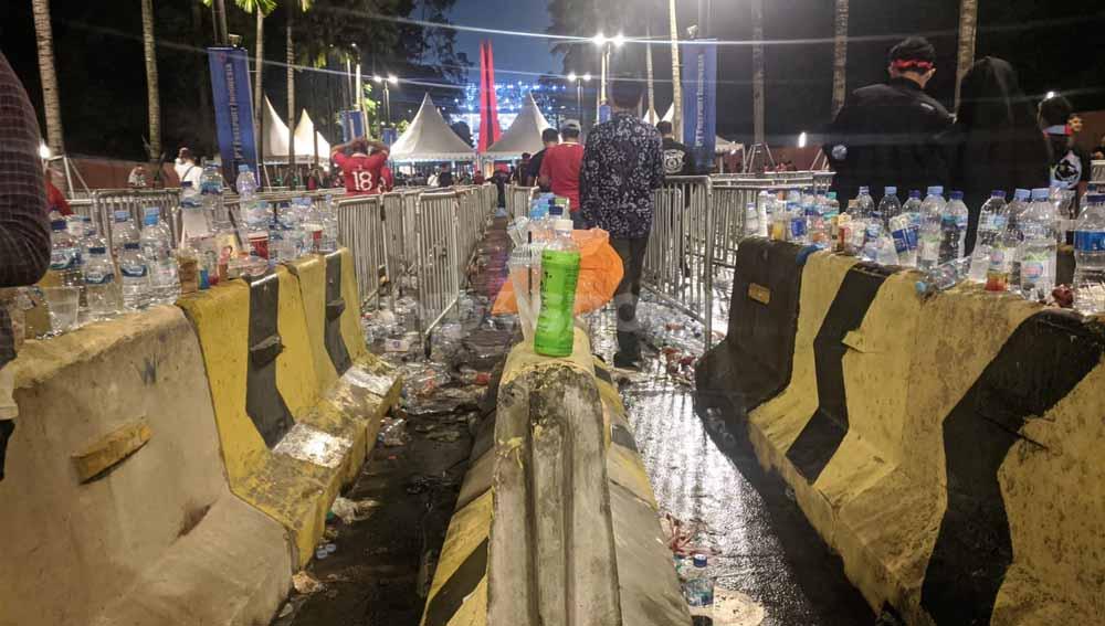 Area Stadion Utama Gelora Bung Karno (SUGBK) mulai terlihat bebas dari lautan sampah botol plastik pasca pertandingan Timnas Indonesia vs Argentina, Senin (19/06/23).