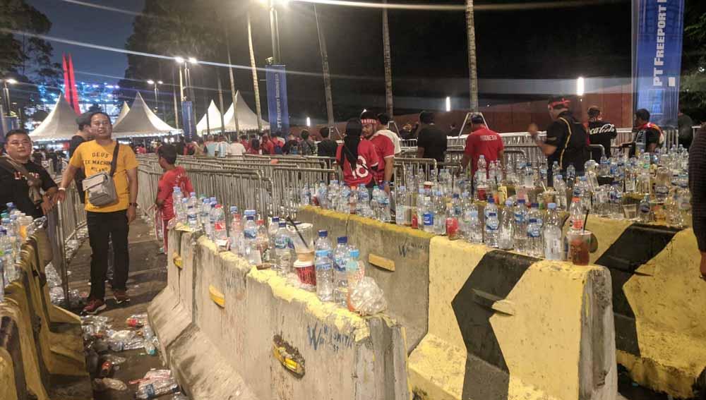 Sampah Botol Plastik di Area Gate Stadion Utama Gelora Bung Karno (GBK), Jakarta, jelang laga Timnas Indonesia vs Argentina, Senin (19/06/23). (Foto: Ammara Marthiara/INDOSPORT)