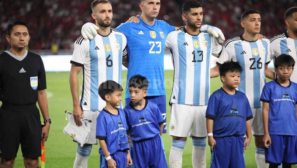 Jan Etes cucu Jokowi jadi player escort dampingi kiper timnas argentina. (Foto: Herry Ibrahim/INDOSPORT) - INDOSPORT