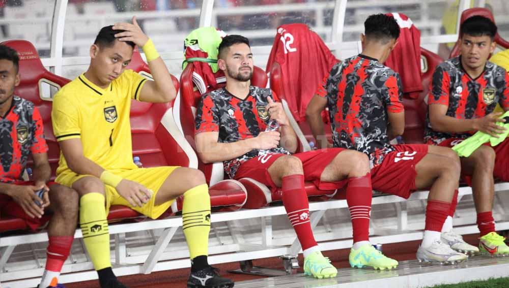 Pemain Timnas Indonesia, Sandy Walsh duduk di bangku cadangan saat melawan Argentina. (Foto: Herry Ibrahim/INDOSPORT