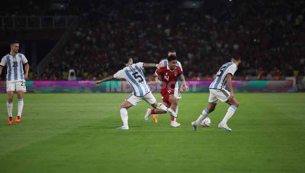 Laga FIFA Matchday antara timnas Indonesia vs Argentina pada Senin (19/06/23) malam WIB di Gelora Bung Karno sudah menyelesaikan 45 menit pertamanya. (Foto: Herry Ibrahim/INDOSPORT)