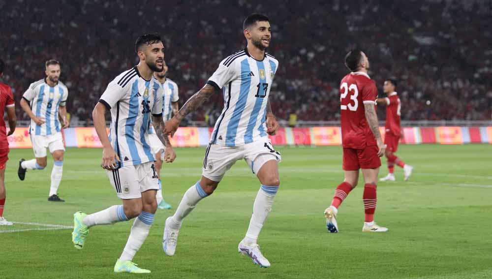 Selebrasi pemain Argentina, Cristian Romero usai cetak gol ke gawang Timnas Indonesia pada FIFA Matchday di Stadion GBK, Senin (19/06/23). (Foto: Herry Ibrahim/INDOSPORT)